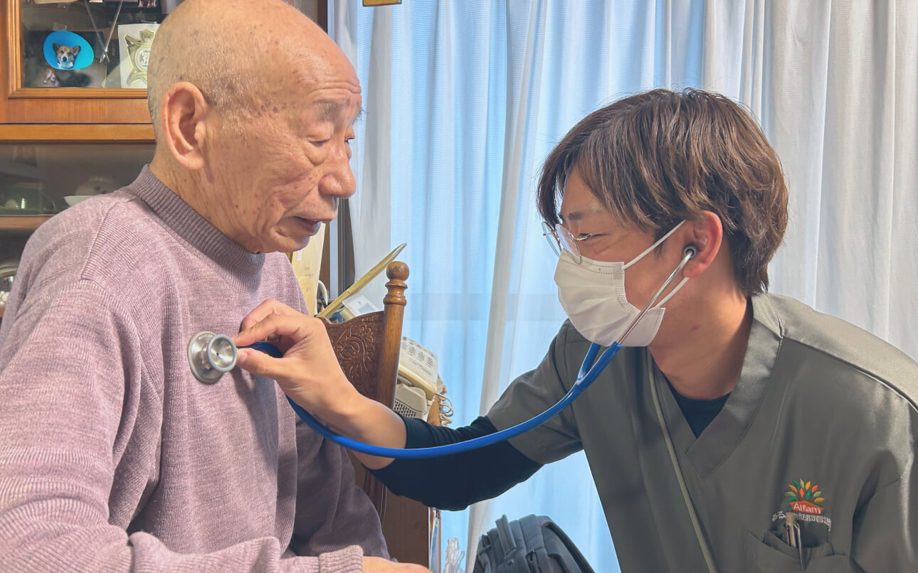 訪問看護師とご利用者様の写真