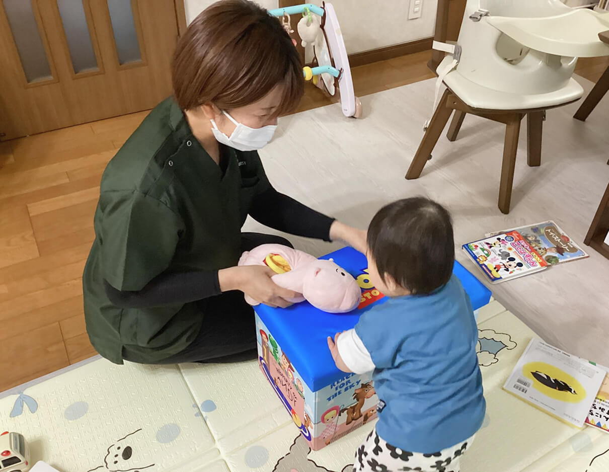 訪問看護師とご利用者（赤ちゃん）の写真